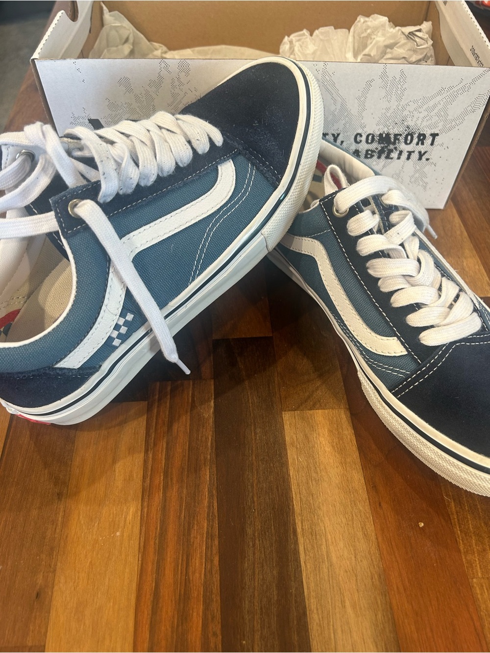 Skatie Men's Navy and White Low-Top Skate Sneakers
